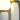 Witte tafellamp met gouden details, moderne designlamp, sfeerverlichting, interieurdecoratie.