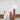 Bruine tafellamp met twee witte bollen, moderne designlamp, decoratieve verlichting.