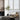 Moderne tafellamp zwart metaal, minimalistisch design, woonkamer decor, natuurlijk licht.