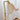 Gouden tafellamp met glazen kap, vintage design, elegante verlichting, interieurdecoratie.