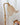 Gouden tafellamp met glazen kap, vintage design, elegante verlichting, interieurdecoratie.