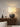 Textuur keramische tafellamp met witte kap op houten dressoir, moderne interieurdecoratie.