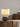 Textuur keramische tafellamp, beige lampenkap, modern design, woonkamer decor.