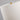 Witte tafellamp met gouden details, moderne stoffen lampenkap, minimalistisch design.