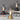 Drie moderne tafellampen in glas en metaal op tafel, naast boeken, sfeerverlichting.