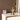 Gouden tafellamp en roze wekker op witte tafel, moderne decoratie, slaapkameraccessoires.
