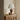 Houten tafellamp met witte kap op vintage dressoir, stijlvolle interieurdecoratie.