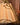 Tafellamp met beige stoffen kap, houten achtergrond, sfeerverlichting, modern design.