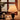 Tafellamp hout met beige stoffen kap, sfeerverlichting, modern design, woonkamer decor.