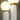 Witte tafellamp met twee ronde glazen bollen, modern design, sfeerverlichting, interieurdecoratie.