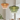Twee moderne hanglampen, oranje en groene glazen kap, minimalistisch design, interieurverlichting.