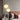 Twee hanglampen in organische vorm boven nachtkastje met decor, moderne slaapkamerinrichting.