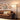 Staande lamp met beige linnen lampenkap, zwart frame, woonkamerverlichting, modern design.