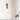 Moderne houten wandlamp met witte kap, minimalistisch design, interieurverlichting.