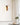 Moderne houten wandlamp met witte kap, minimalistisch design, interieurverlichting.
