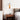 Moderne houten wandlamp naast bed in slaapkamer, minimalistisch design, sfeerverlichting.