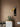 Gouden wandlamp met ingebouwde LED-verlichting op houten muur, moderne slaapkamerverlichting.