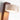Houten wandlamp met beige betonnen kap, moderne verlichting, interieurdecoratie.