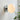 Wandlamp metaal en glas, ronde witte kap, moderne wandverlichting, interieurdecoratie.