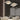 Witte bloemvormige hanglampen in moderne woonkamer met witte stoelen en glazen wand.