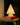 Witte boom tafellamp op houten tafel met boek, moderne verlichting, minimalistisch design.