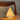 Witte boom tafellamp op houten stoel, modern design, sfeerverlichting, minimalistisch interieur.