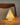 Witte boom tafellamp op houten stoel, modern design, sfeerverlichting, minimalistisch interieur.