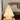 Witte tafellamp in kegelvorm op boeken, moderne verlichting, minimalistisch design.
