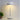 Witte moderne tafellamp met LED-verlichting, minimalistisch design, energiezuinig, interieurdecoratie.