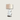 Witte keramische tafellamp met beige lampenkap, modern design, interieurverlichting.