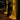 Persoon installeert LED solar wandlamp buiten, warm licht, waterdicht, tuinverlichting.